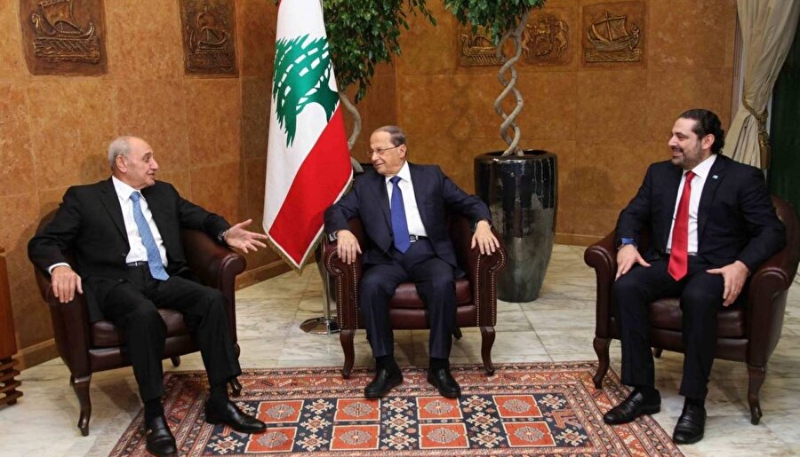 Lübnan'da hükümet krizi nihayet sona erdi
Lübnan'da yaklaşık dokuz aydır devam eden hükümet krizi, yeni kabinenin oluşturulmasıyla nihayet sona erdi. Başbakan Saad Hariri'nin dün akşam bakanlar kurulu listesini kamuoyuna açıklamasının ardından, başkent Beyrut'ta havai fişeklerle kutlamalar düzenlendi. Batı destekli yeni kabinede, İran destekli Hizbullah örgütünün sağlık bakanını bizzat seçtiği belirtilirken, ülke tarihinde ilk defa bir kadın -Rayya Hasan- içişleri bakanlığı görevine getirildi. Sağlık Bakanı Cemil Cabak, Hizbullah üyesi olmamasına rağmen, İran'ın kabinedeki adayı olarak dikkatleri üzerine çekti.