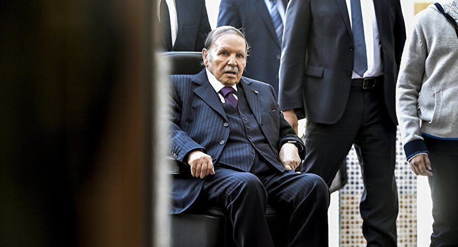 Cezayir Cumhurbaşkanı Abdulaziz Buteflika, geçirdiği felcin ardından, tekerlekli sandalyeye bağımlı olarak yaşıyor.