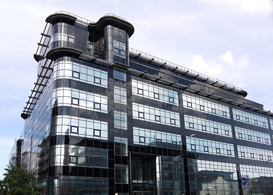 Daily Express
İngiliz Daily Express gazetesi, "Üçüncü Dünya Savaşı: Rusya, temel nükleer anlaşmayı ihlal ettiği için nükleer silah yarışı başladı" başlığını kullandı.ABD'nin INF'den çekilen ilk taraf olmasına rağmen Daily Express, Rusya'nın INF'yi askıya aldığını açıklamasının ardından küresel çatışma endişesi doğduğunu yazdı. Gazete, sadece Rusya'nın INF'yi askıya almasını tehdit olarak gördü.