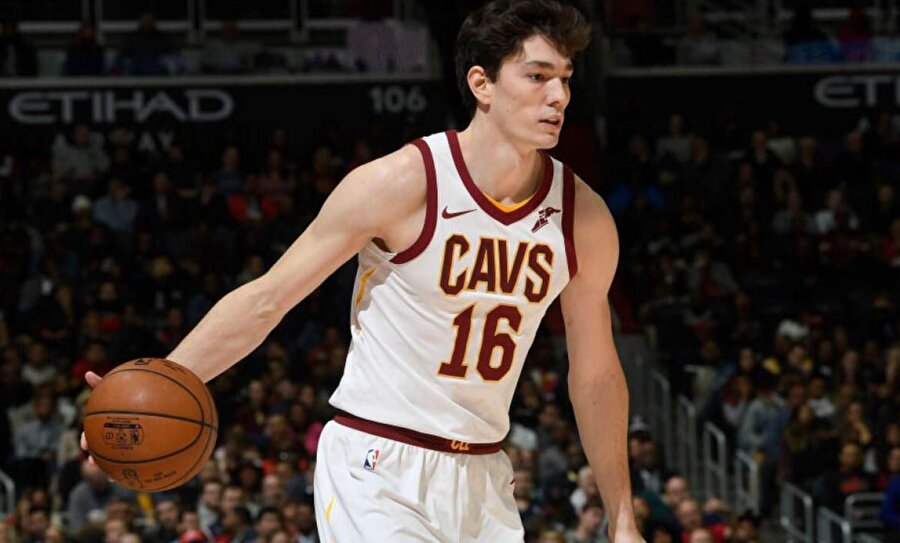 Cedi Osman 10 sayı attığı maçta sakatlandı.