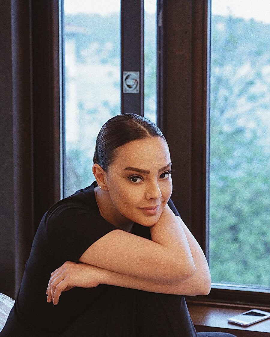 Ebru Gündeş.
