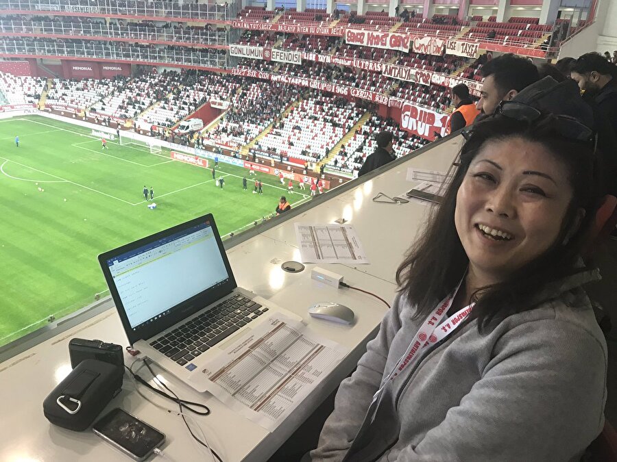 Sosyal medyaya damga vuran gazeteci, Kagawa'nın maçını kendine ayrılan bölümden takip ediyor.