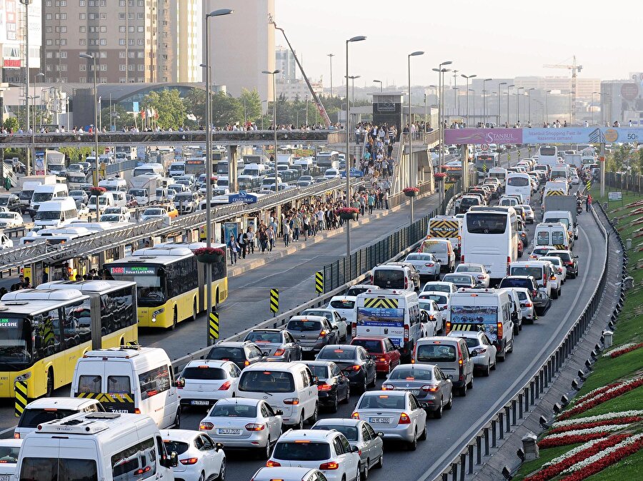 Türkiye'de geçen yıl sonu itibarıyla trafiğe kayıtlı 22 milyon 865 bin 921 motorlu araç olduğu açıklandı.