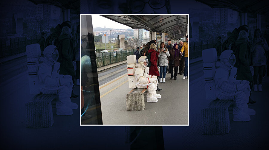 İstanbul metrobüs durağında görülen astronot sosyal medyayı birbirine kattı.