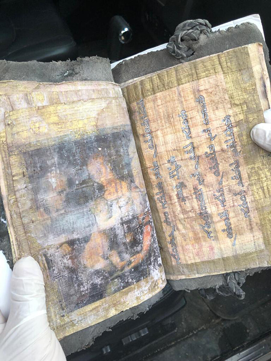 Satılmak istenen kitabın 1700 yıllık olduğu tahmin ediliyor.