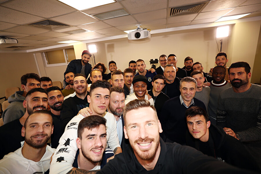 Fenerbahçeli futbolcuların toplu selfiesinde Yassine Benzia bulunmuyor.