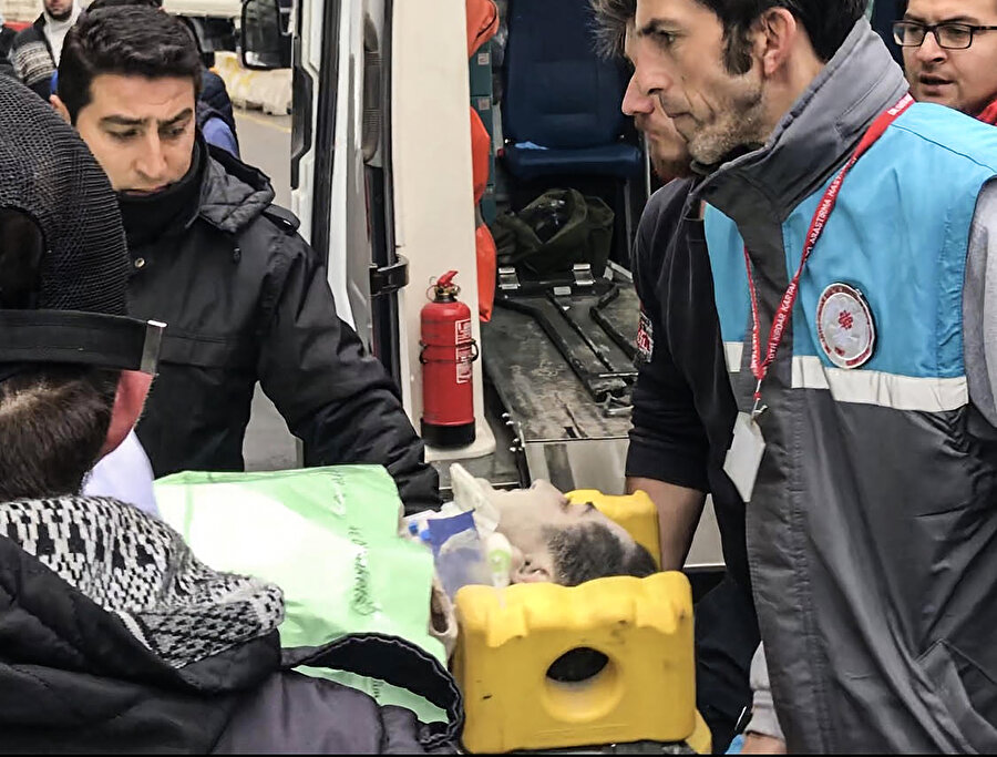 Kartal'da çöken binanın enkazından sağ olarak kurtarılan 16 yaşındaki genç Kartal Eğitim ve Araştırma Hastanesi'ne getirildi.