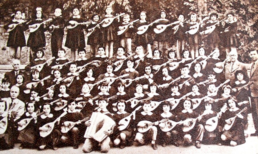 1960 yılında İzmir'de Hakimiyeti Milliye İlkokulu'nda mandolin birliği.