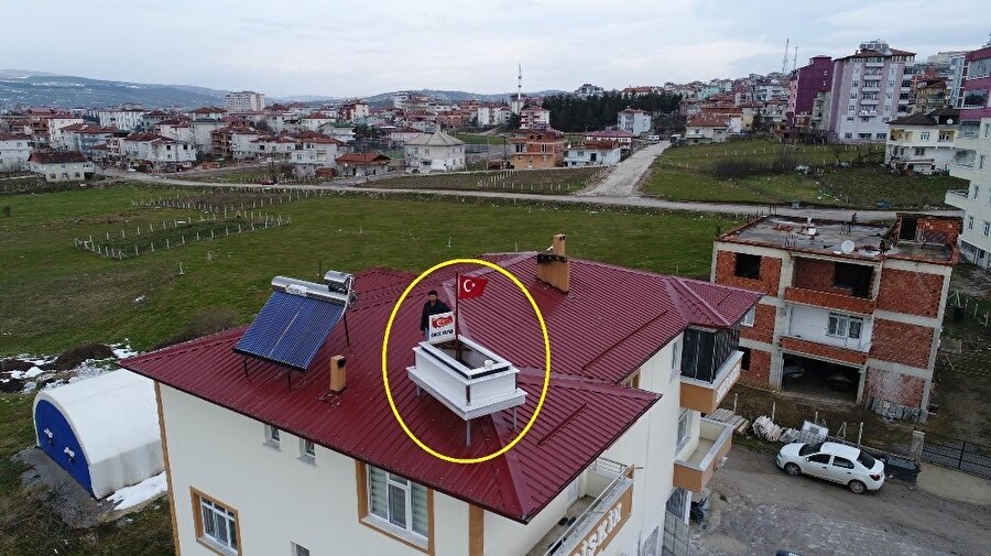 Samsun’da 2 katlı evin çatısında bulunan mezar, görenleri şaşırtıyor.