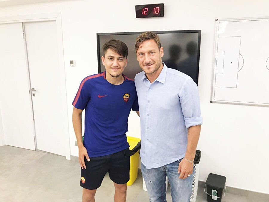 Cengiz Ünder Roma'ya ilk transfer olduğu zamanlar, Totti milli futbolcuyla yakından ilgilenmişti.