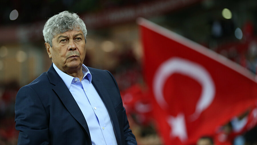 Mircea Lucescu kenarda öğrencilerini izliyor.