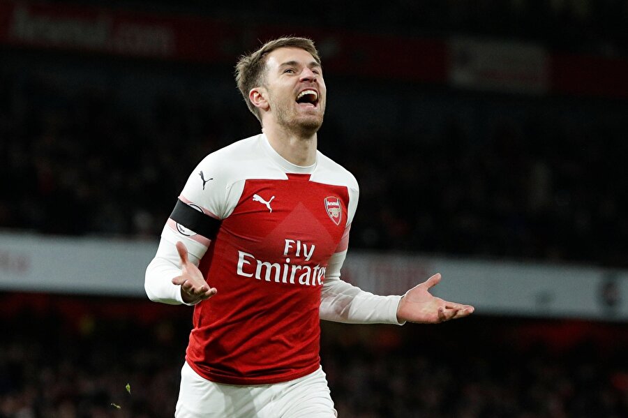 Aaron Ramsey attığı golün ardından tribünlere koşuyor.