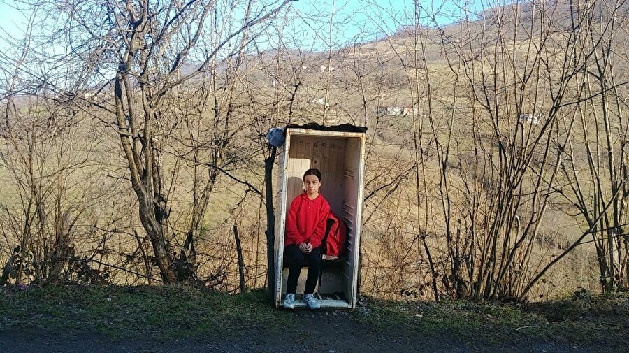 Ordu'nun Ünye ilçesinde eski buzdolabından dolmuş durağı yapıldı.