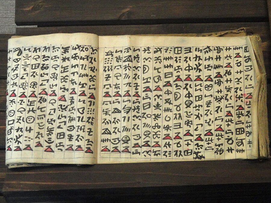 Çin'deki Tang hanedanlığı döneminde (MS 618-907) oluşturulan bir senaryo olan Yi alfabesi, tüm nesli tükenmekte olan alfabe atlası üzerinden bir görüntü.