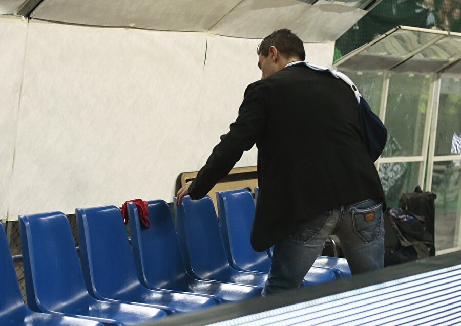 Panathinaikos başkanı rakip oyuncuların benchine iç çamaşırı bıraktı.
