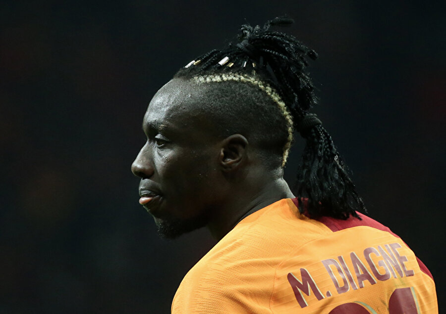Mbaye Diagne takım arkadaşından pas bekliyor.