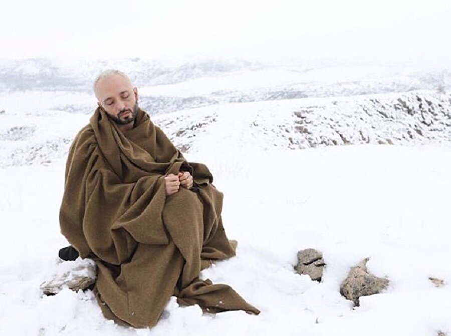 ​Uyuyanın üstüne kar yağarmış temalı 