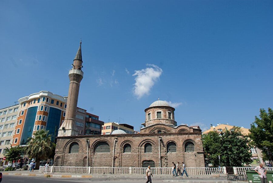 Fenari İsa Camii (restore ediliyor)

                                    Bizans döneminde birbirine bitişik iki kilise olarak inşa edilen yapı, Osmanlı hâkimiyetinden sonra Fenari Alaaddin Ali Efendi tarafından camiye dönüştürülmüş ve bir minare eklenmiş. Tarihi camide şu an restorasyon çalışmaları devam ediyor.
                                