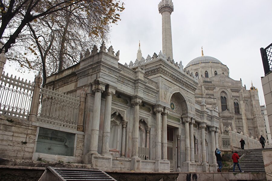 Pertevniyal Valide Sultan Camii

                                    Dönemin mimari trendine uygun olarak gotik üslubundan Hint mimarisini kadar Türk mimari üslubu da dahil olmak üzere çeşitli mimari üslupların karışımından meydana gelen camii özellikle akşamları, ışıklandırmalarla muazzam bir görünüme erişiyor.
                                