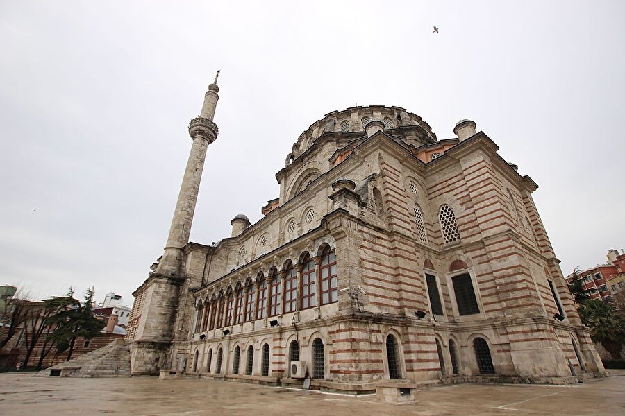 Laleli Camii

                                    Bir külliye olarak inşa edilen camii, tüm ihtişamıyla günümüze kadar gelmiş. Caminin III. Mustafa tarafından "Laleli Baba" adına yaptırıldığına inanılır. Beyazıt meydanına ilerliyoruz…
                                