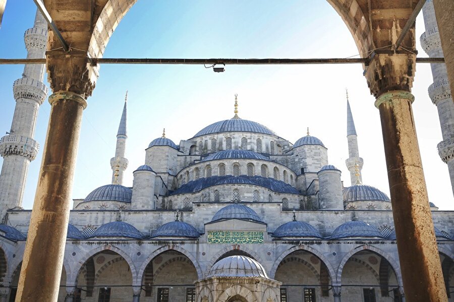 Bayezid Camii (tadilatta)

                                    İstanbul’da orijinalliğini koruyan en eski selatin camii olarak kabul edilen yapı, cami, medrese, hamam, kervansaray, tabhane ve sıbyan mektebinden meydana gelen bir külliye olarak inşa edilmiş. Camide tadilat çalışmaları devam ediyor. Buz gibi bir su molası için sahaflara yöneldik…
                                