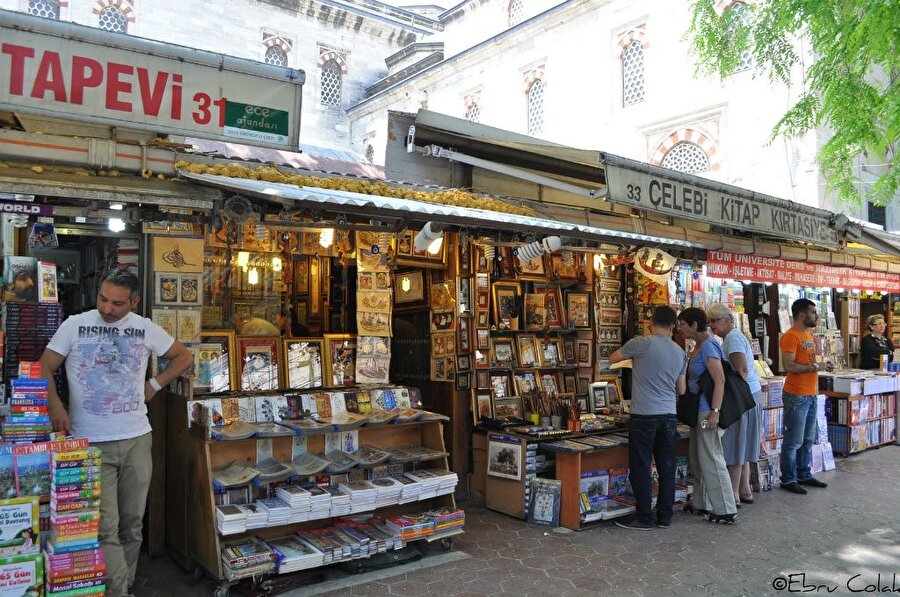 Sahaflar Çarşısı

                                    Girişinde hala akan bir çeşmesi olan sahaflar çarşısı, özellikle de üniversite öğrencilerinin en uğrak mekânlarından biri. İçerisinde onlarca kitapçı olan tarihi çarşıda aradığınız her kitabı bulabilmeniz mümkün.Ve dünyanın en eski alışveriş merkezindeyiz…
                                