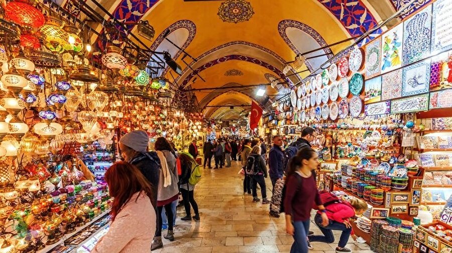 Kapalı Çarşı

                                    Bünyesinden 4 binden fazla mağaza barındıran ve 97 kalem ürün bandına sahip olan tarihi çarşı, yılın her döneminde yerli ve yabancı turistlerin akınına uğruyor. Çarşıda ayrıca bir polis karakolu ve sağlık ocağı da var.
                                