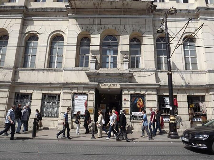 Basın Müzesi

                                    Gazeteciler Cemiyeti’nin basın müzesi, ziyaretçilerini ücretsiz olarak ağırlıyor. Müzede Türkiye basın tarihine dair hemen her şey mevcut.
                                