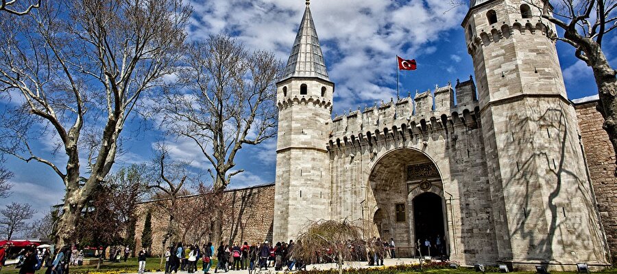 Topkapı Sarayı

                                    Fatih Sultan Mehmed’in yaptırdığı saray 18 yılda inşa edilmiş. Padişah 1478 yılından itibaren bu sarayda yaşamaya başlamış. Cumhuriyet’in ilanının ardından saray, müzeye dönüştürülmüştür. Müze Kart ile gezilebilecek büyük bir tarihi yapı. Bu arada, öğrenciler için 30 TL olan Müze Kart, yetişkinler için 70 TL. Müze Kartı olmayanlar ise sarayı 60 TL karşılığında gezebiliyor.

  
Topkapı Sarayı’nı teferruatlı olarak gezdikten sonra çıkışta bulunan III. Ahmed Çeşmesi’nde ikram edilen Osmanlı şerbetini içerek enerjimizi topluyor ve yolumuza devam ediyoruz…
                                