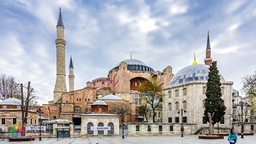 Ayasofya Müzesi

                                    İstanbul’un fethinden sonra camiye, 1936 yılında ise müzeye çevrilen yapı, Bizans döneminde bir kilise işlevi görüyordu. Günümüzde özellikle de hafta sonu önünde uzun kuyrukların oluştuğu müzeye -eğer öğrenciyseniz- 30 TL karşılığında temin edebileceğiniz Müze Kart ile giriş yapabilirsiniz. Müze Kart ile bir yıl boyunca İstanbul’daki hemen her müzeyi de ziyaret edebilirsiniz. Ben Fatih gezimde Ayasofya’yı gezememiştim ancak özel bir tur aracılığıyla Ayasofya’yı gece gezdiğim görüntüleri kişisel Instagram hesabımda paylaşmıştım. Ayrıca, geçtiğimiz haftalarda da GZT Instagram hesabı için Ayasofya’ya özel bir gezi düzenledim.
                                