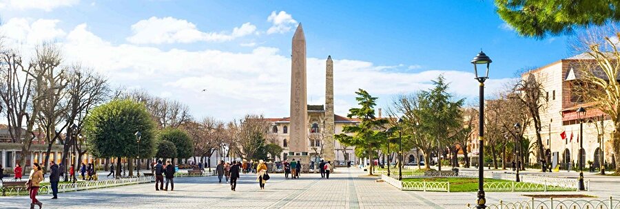 Sultanahmet Medyanı ya da ‘At Meydanı’

                                    Bugün üzerinde dikilitaşların bulunduğu meydan, Bizans döneminde hipodrom olarak kullanılırmış ve Osmanlı’da ismi at meydanı olarak geçermiş. Dikilitaşlar Bizans’ın son döneminde Mısır’dan getirilen dikilitaşların asıl ismi ‘Obelisk’tir. Meydanda bulunan Sultanahmed Camii tadilatta.
                                