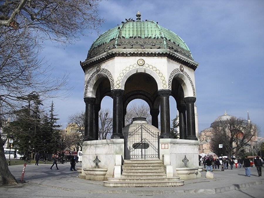 Sultanahmet Meydanı’nda bir ‘Alman Çeşmesi’

                                    Osmanlı’ya bir hediye olarak yaptırılan çeşme, zamanlı manevi bir yükle yüklenmiş; ‘bu çeşme aktığı sürece Türk – Alman dostluğu sürecek’ şeklindeki algı sayesinde bu çeşmenin suyu günümüze kadar hiç kesilmemiş.
                                