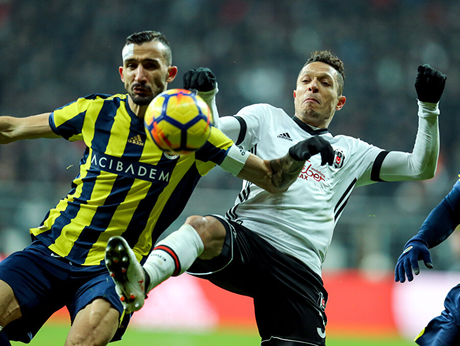 Beşiktaş-Fenerbahçe derbisi pazartesi gününe alındı.