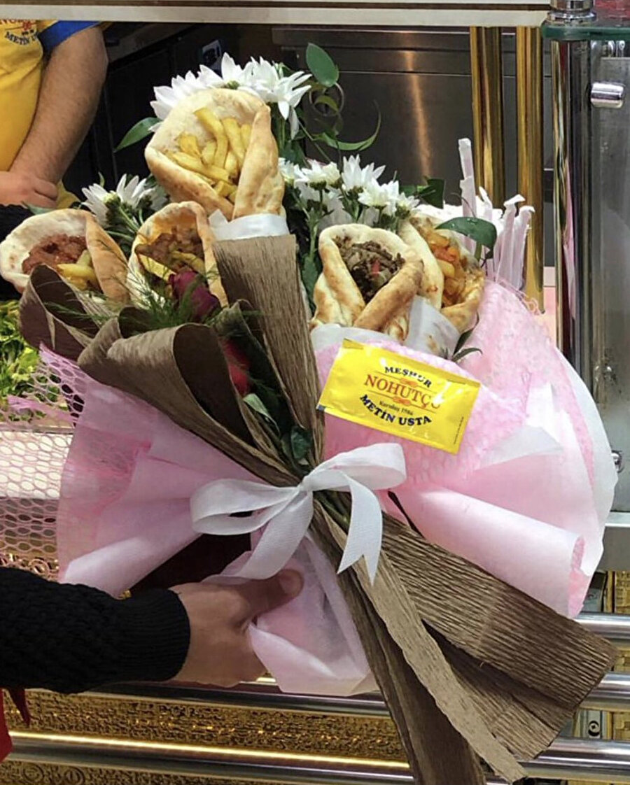 ​Bize böyle çiçeklerle gelin