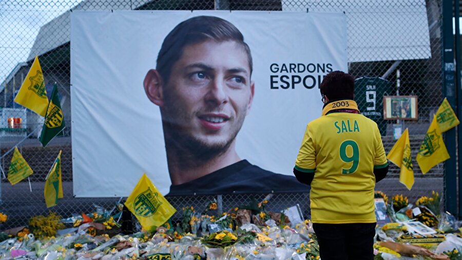 Emiliano Sala'nın anısını yaşatmak için gelen bir taraftar.