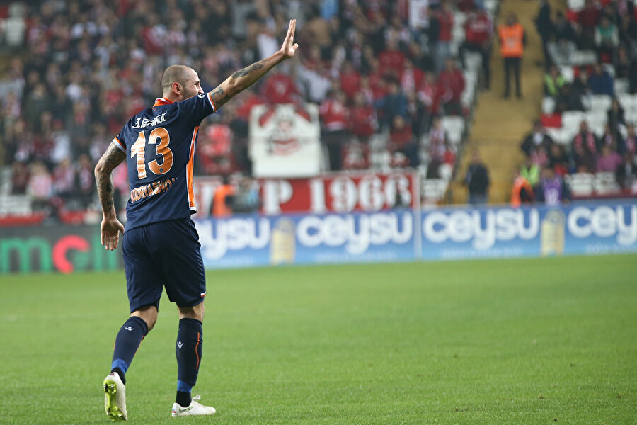 Fedor Kudryashov attığı golün ardından şeref tribününü selamlıyor.