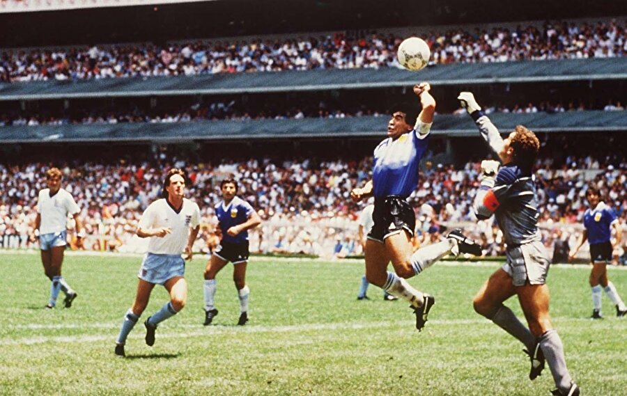 Maradona'nın meşhur Tanrı'nın Eli pozisyonu.