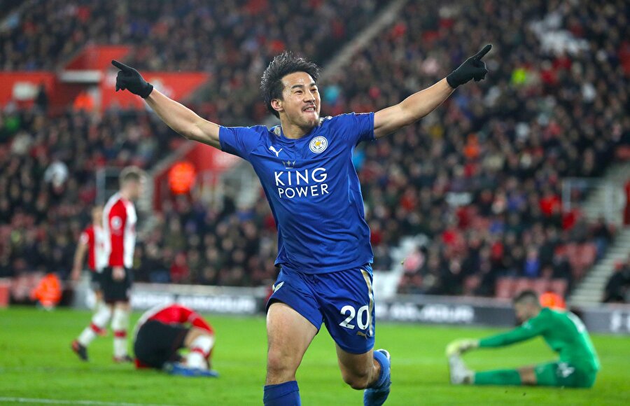 Okazaki attığı golün ardından tribünlere koşuyor.