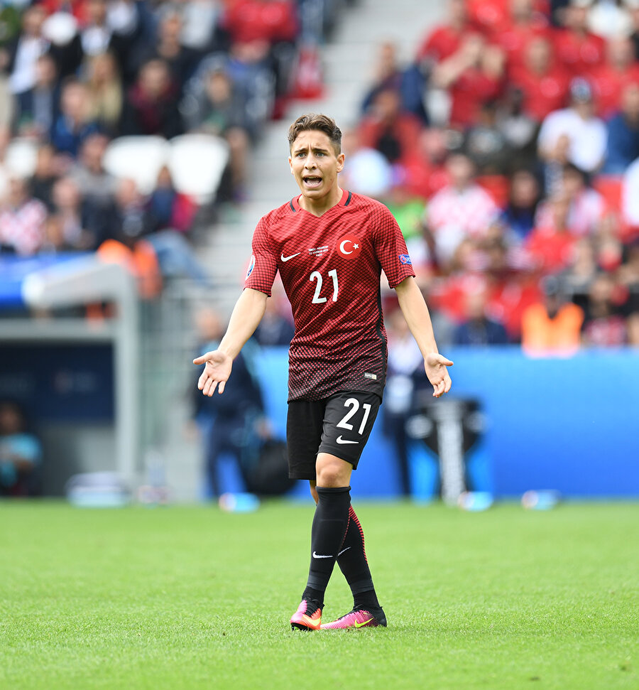 Emre Mor milli maçta takım arkadaşlarından pas bekliyor.