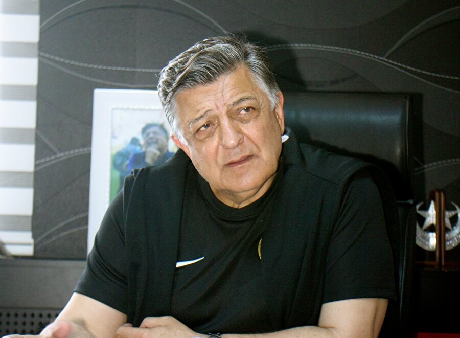 Yılmaz Vural basın mensuplarının sorularını yanıtlarken.