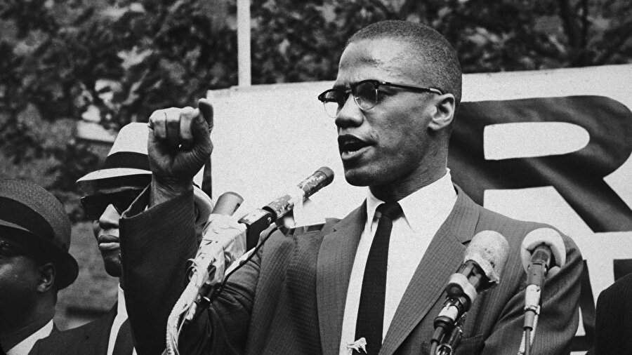 Nebraska'da doğdu
Gerçek adı Malcolm Little olan Malcolm X, 19 Mayıs 1925'te 8 çocuklu bir ailenin oğlu olarak Nebraska'da dünyaya geldi. Malcolm'un babası Earl Little, siyahilerin hiçbir zaman özgür olmayacağını ve Afrika'ya geri dönmeleri gerektiğini savunan bir rahipti.

  


  
Görüşleri nedeniyle sık sık ölüm tehditleri alan ve 1929'da evi ateşe verilen Earl Little, 1931'de suikaste kurban gitti. Malcolm X'in annesinin akli dengesini yitirmesi ve hastaneye yatırılmasının ardından Malcolm X ve 7 kardeşi koruyucu ailelere verildi.
