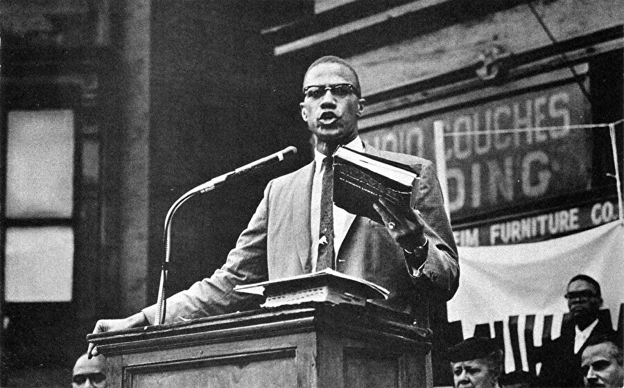 21 yaşında girdiği hapishane hayatını değiştirdi
Massachusetts'deki bir koruyucu ailenin yanında büyüyen Malcolm X, ortaokulda eğitimini bırakarak çalışmaya başladı.

  


  
New York'un suçla özdeşlendirilen mahallesi Harlem'e yerleşen ve çeşitli olaylara karışan Malcolm, 1946'ta hırsızlık suçlamasıyla 10 yıl hapse mahkum edildi. Hapishane yıllarıyla Malcolm'un hayatındaki en büyük dönüm noktalarından biri de başlamış oldu. 
  


  
Demir parmaklıklar ardındayken yarım bıraktığı eğitimi sürdürme kararı alan ve günlerini hapishanedeki kütüphanede geçirmeye başlayan Malcolm X, o yılları, "Bir insanın düşünmeye ihtiyacı varsa, gidebileceği en iyi yer, bana sorulursa, üniversiteden sonra, hapishanedir." ifadeleriyle özetledi.