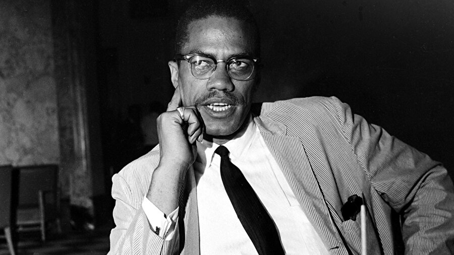 İslamı seçti
Malcolm X, kendisini hapishanede ziyarete gelen kardeşlerinin de etkisiyle, siyahi milliyetçiliği savunan Elijah Muhammed önderliğindeki "Nation of Islam (İslam Milleti)" hareketinin görüşlerini benimsedi ve İslamiyeti seçti.1952'de özgürlüğüne kavuşan Malcolm, İslam Milleti hareketine katıldı ve köleliği simgelediği gerekçesiyle Little soyadını bırakarak, davasının isimsiz bir kahramanı olduğunu simgelemesi için "X" soyadını aldı. 
  


  
Malcolm, karizmatik duruşu, açık sözlülüğü ve güçlü hitabeti sayesinde kısa sürede İslam Milleti hareketinin ve siyahilerin haklarının güçlü bir sesi oldu. 
  


  
İslam Milleti adına televizyon ve radyo programlarına katılan, köşe yazıları yazan, büyük kitlelere hitap eden Malcolm sayesinde hareketin, 1952'de 500 olan üye sayısı 1963'te 30 bine ulaştı.

  


  
Ancak, Malcolm'un bu kadar göz önünde olması hem basının hem de ABD yönetiminin dikkatini çekti ve FBI, hareketin peşine düştü.