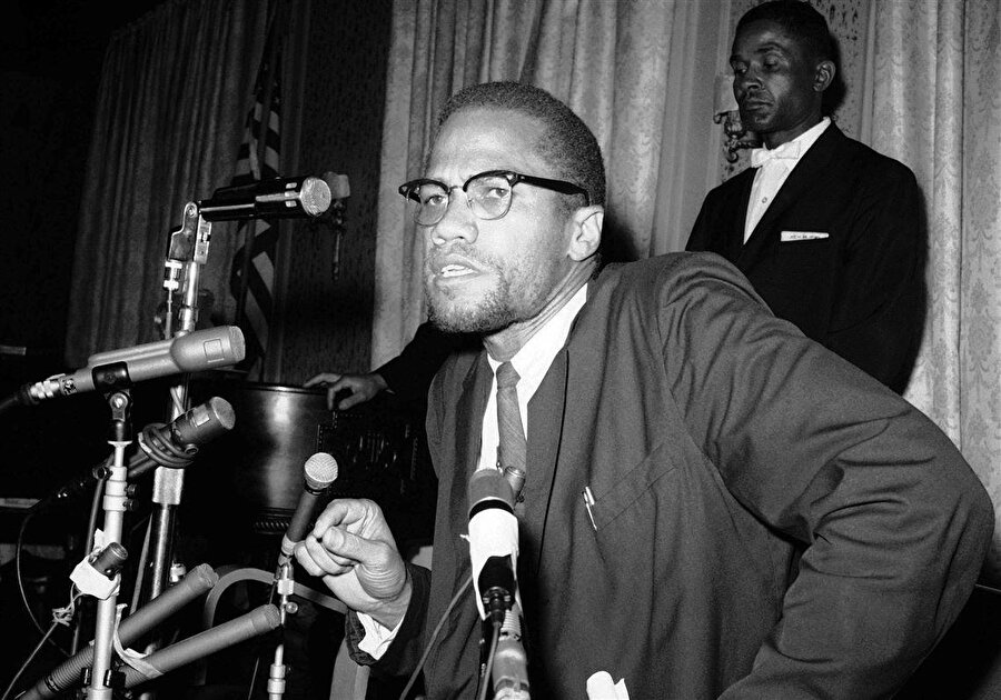 FBI şüphesi
Hastaneye kaldırılan Malcolm X kurtarılamadı ve 49 yaşında hayata gözlerini yumdu. Malcolm X'in 27 Şubat 1965'te düzenlenen cenaze törenine yüzlerce kişi katıldı. 
  


  
İslam Milleti üyesi üç kişinin cinayet suçundan mahkum edilmesine rağmen suikastin arkasında hayatının son döneminde Malcolm X'i sıkı takip altında tutan Federal Soruşturma Bürosunun (FBI) olduğuna dair iddialar ortaya atıldı.

  


  
Malcolm X'in hem zorluklar ve mücadeleyle dolu hayatı hem de düşünceleri hayattayken olduğu gibi, öldükten sonra da insanlara ilham kaynağı olmaya devam etti. 
  


  
Adalet ve eşitlik için verdiği mücadelenin öğretileri nesiller boyu birçok kişiye yol gösteren ve birçok kişinin İslam'ı benimsemesine vesile olan Malcolm X'in, ünlü siyahi yazar Alex Haley ile kaleme aldığı ve yayınlandığını göremediği hayat hikayesi, 20'nci yüzyılın en önemli otobiyografilerinden biri olarak gösteriliyor.
