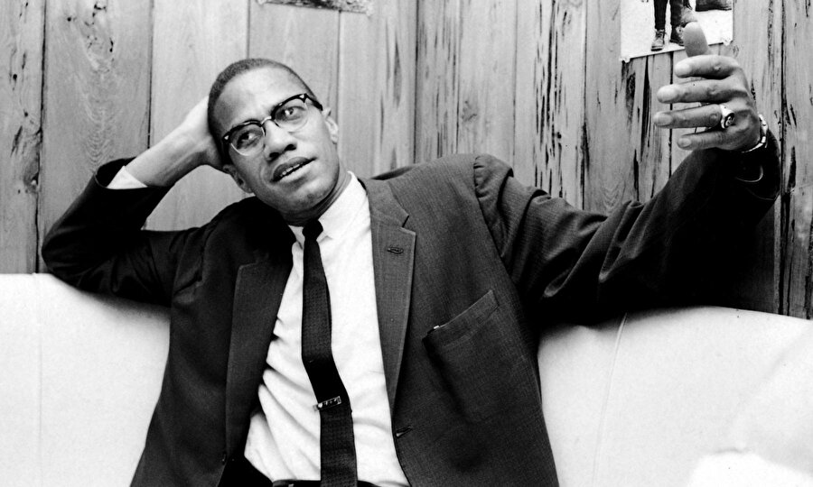 Malcolm X, 21 Şubat 1965'te Harlem'deki Audubon Balo Salonu'nda yaptığı konuşma sırasında 15 kurşunun hedefi oldu.