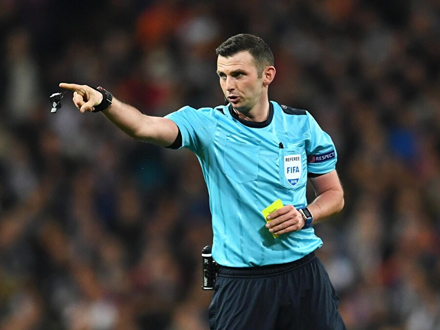 Michael Oliver kale vuruşunu gösteriyor.