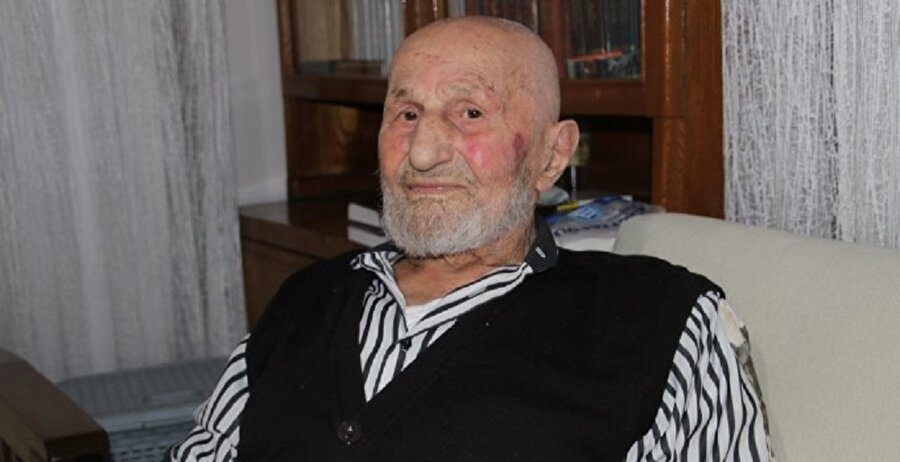 Gençler tarafından darp edilen, 95 yaşındaki Mustafa Necati Erdem.