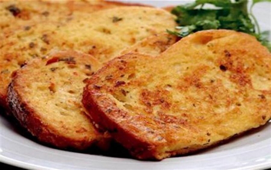 Yumurtalı ekmek kızartması
Sabah kahvaltılarınıza inanılmaz şekilde yakışacak lezzetliyumurtalı ekmek kızartması.Bayat ekmekleri değerlendirebileceğiniz lezzetlerden sadece bir tanesi olan yumurtalı ekmek için ihtiyacınız olan şey yumurta, un, süt, tuz ve kızartmak için zeytinyağı. Yumurtalı ekmeği servis ederken yanına domates, salatalık ve peynir ekleyebilirsiniz.