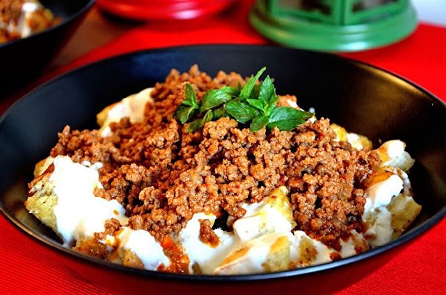 Tirit
Tirit tarifi, bayat ekmekler kuşbaşı şeklinde doğranarak bir tepsinin içine yerleştirilir. Ekmekleri kemik suyuyla ıslatıyoruz. Üzerine yoğurt onun üzerine ise hazırlanan kıymalı ya da tavuklu harç ekleniyor. Kalabalık aile toplanmalarında yapabileceğiniz bereketli lezzetler arasında yer alıyor.