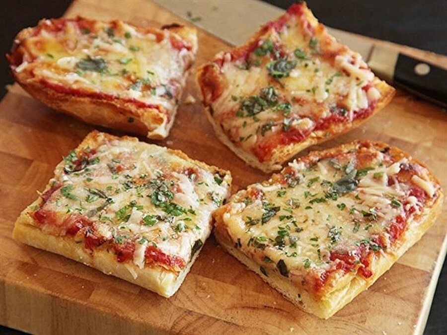 Bayat ekmek pizzası
Pizza sevmeyen, pizza tariflerine bayılmayan yoktur. Ekmekleri dilimliyoruz. Üzerine salçalı sos ve istediğiniz malzemeleri ekleyerek fırına atın. Mis gibi pizzalarınız hazır. Yapımı kolay olduğundan gece aniden acıkan karınlar için birebirdir. 